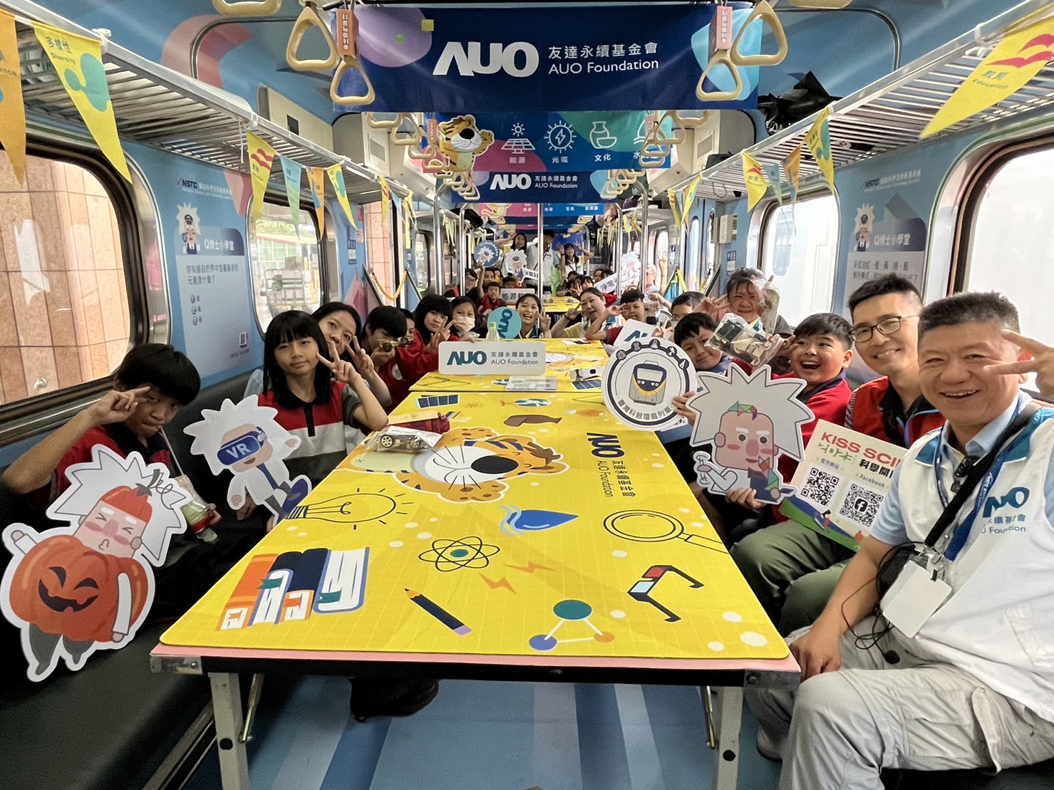 28圈永續基金會參與「臺灣科普環島列車」，設計基礎科學車廂課程，以「淨零碳排和永續能源」為主題，讓學生透過創意實驗認識淨零知識，以及思考生活中的減碳行為